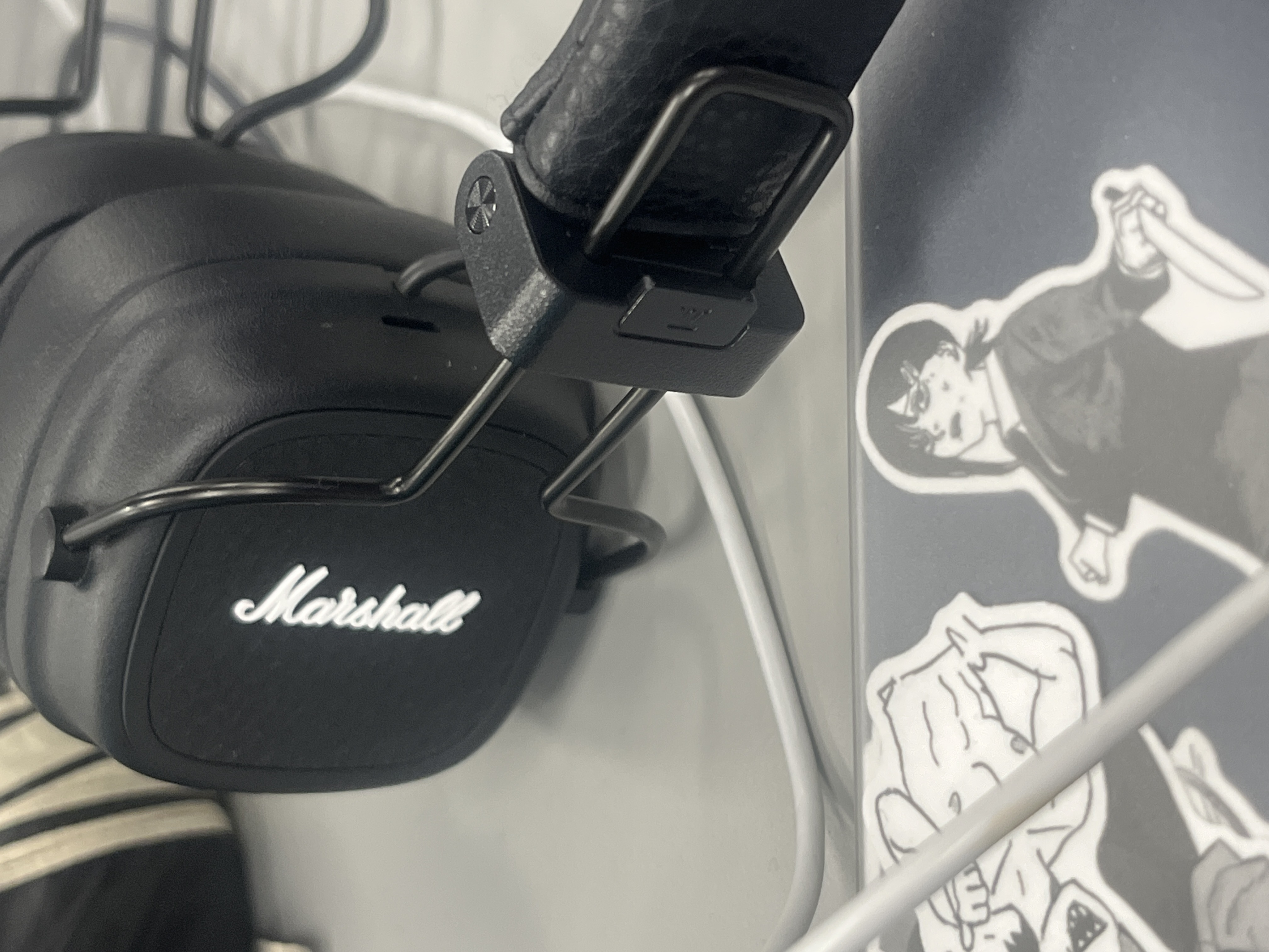 Display of the physical components of the headphones