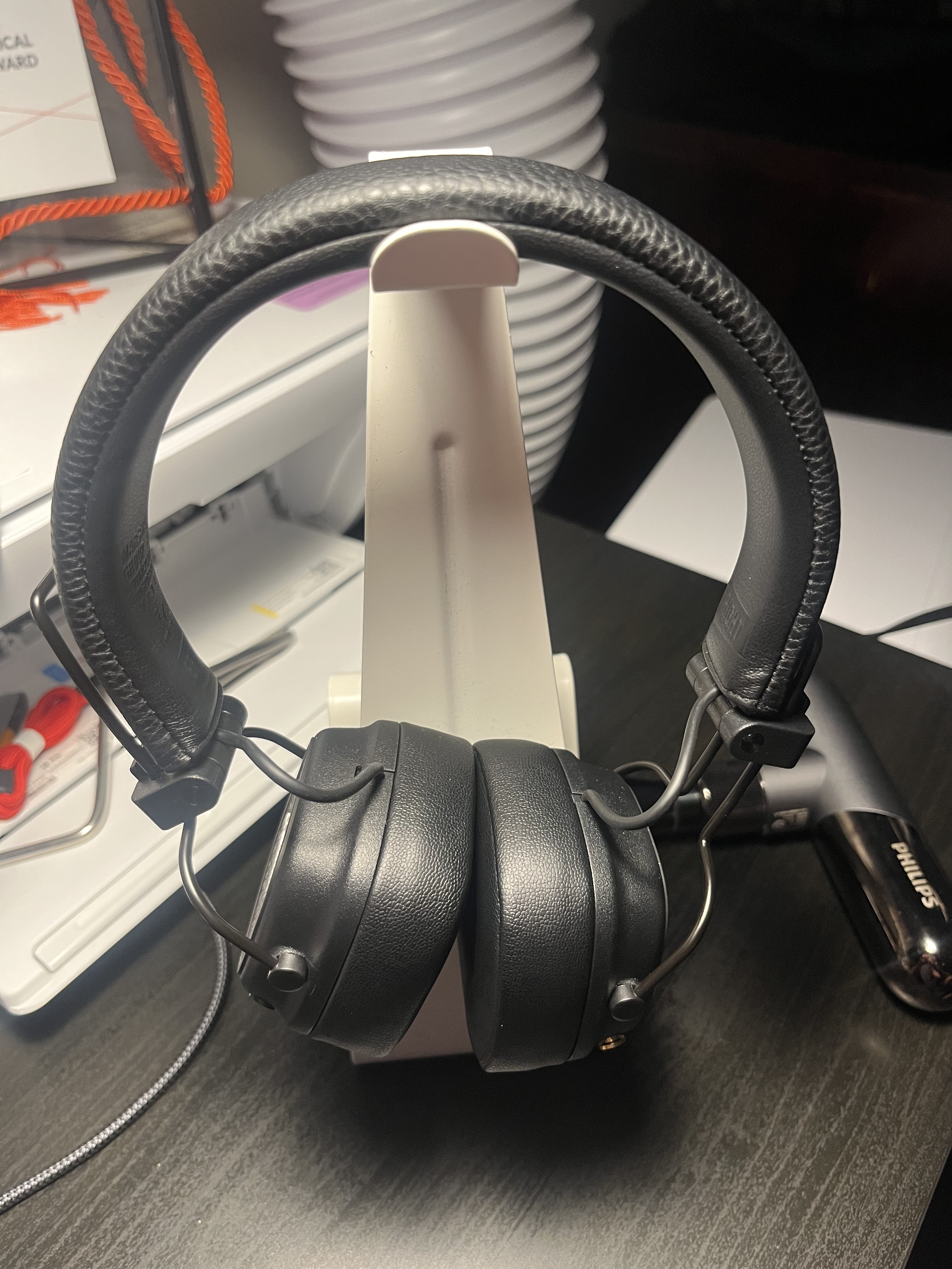 Display of the physical components of the headphones