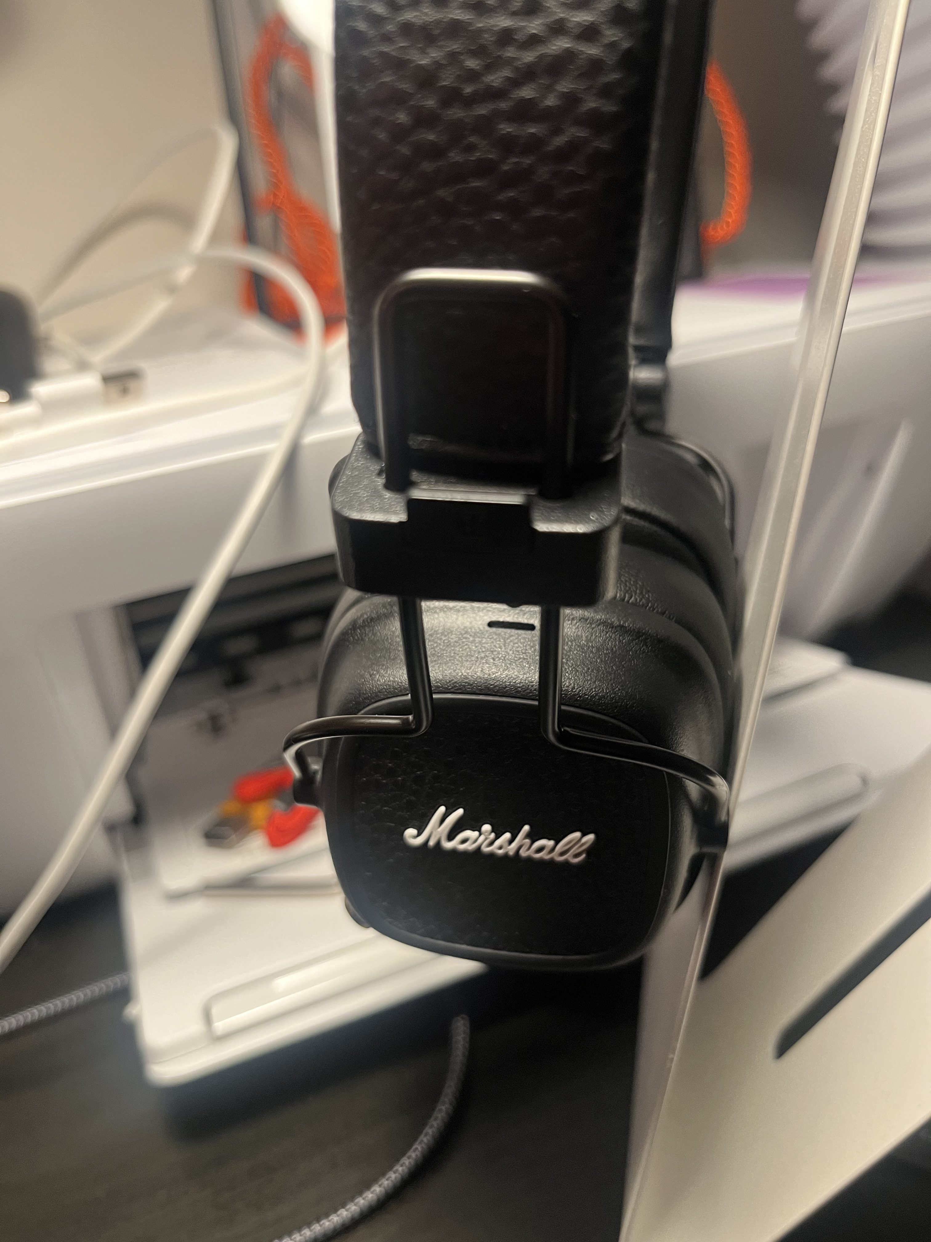 Display of the physical components of the headphones