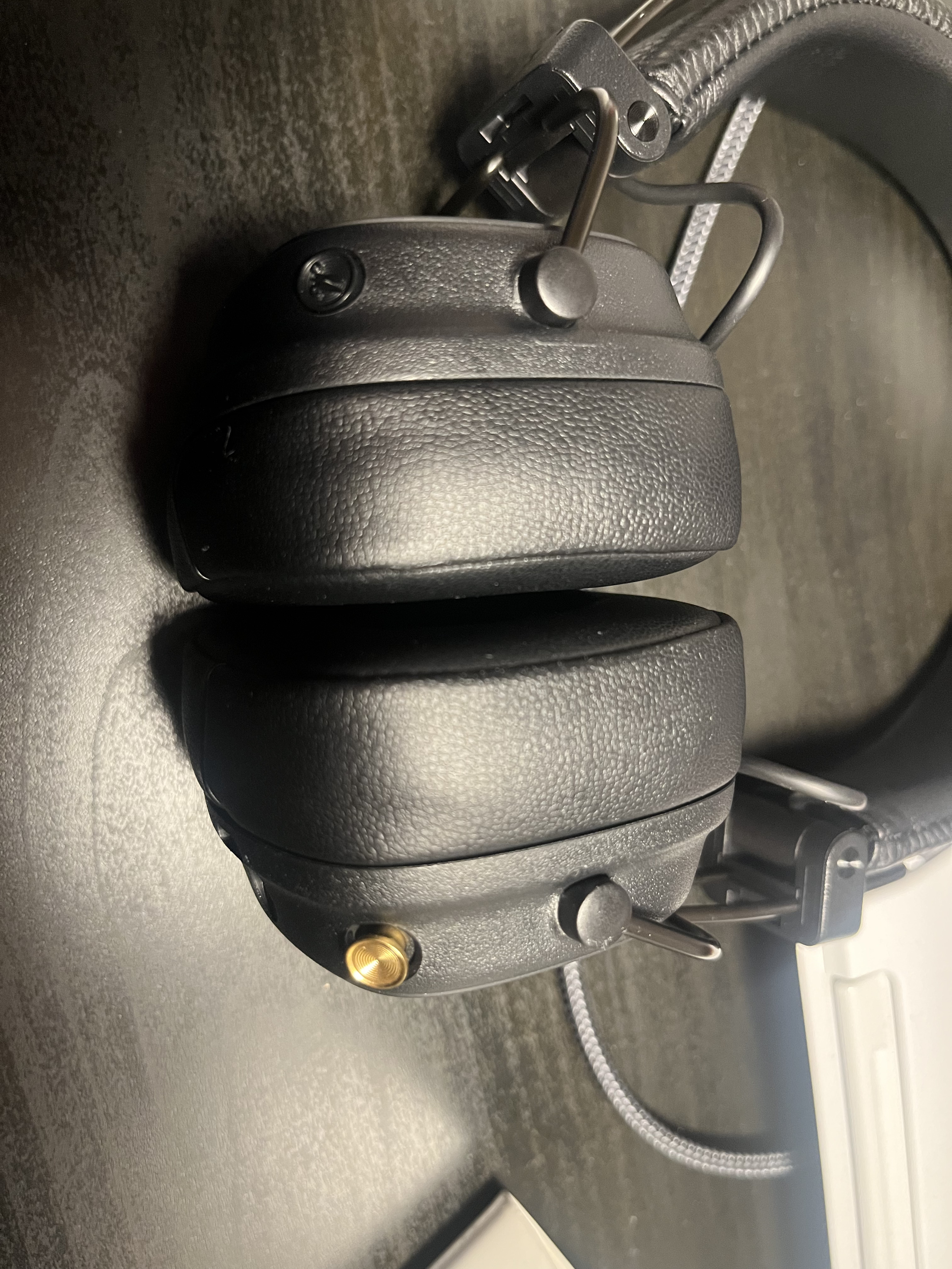 Display of the physical components of the headphones