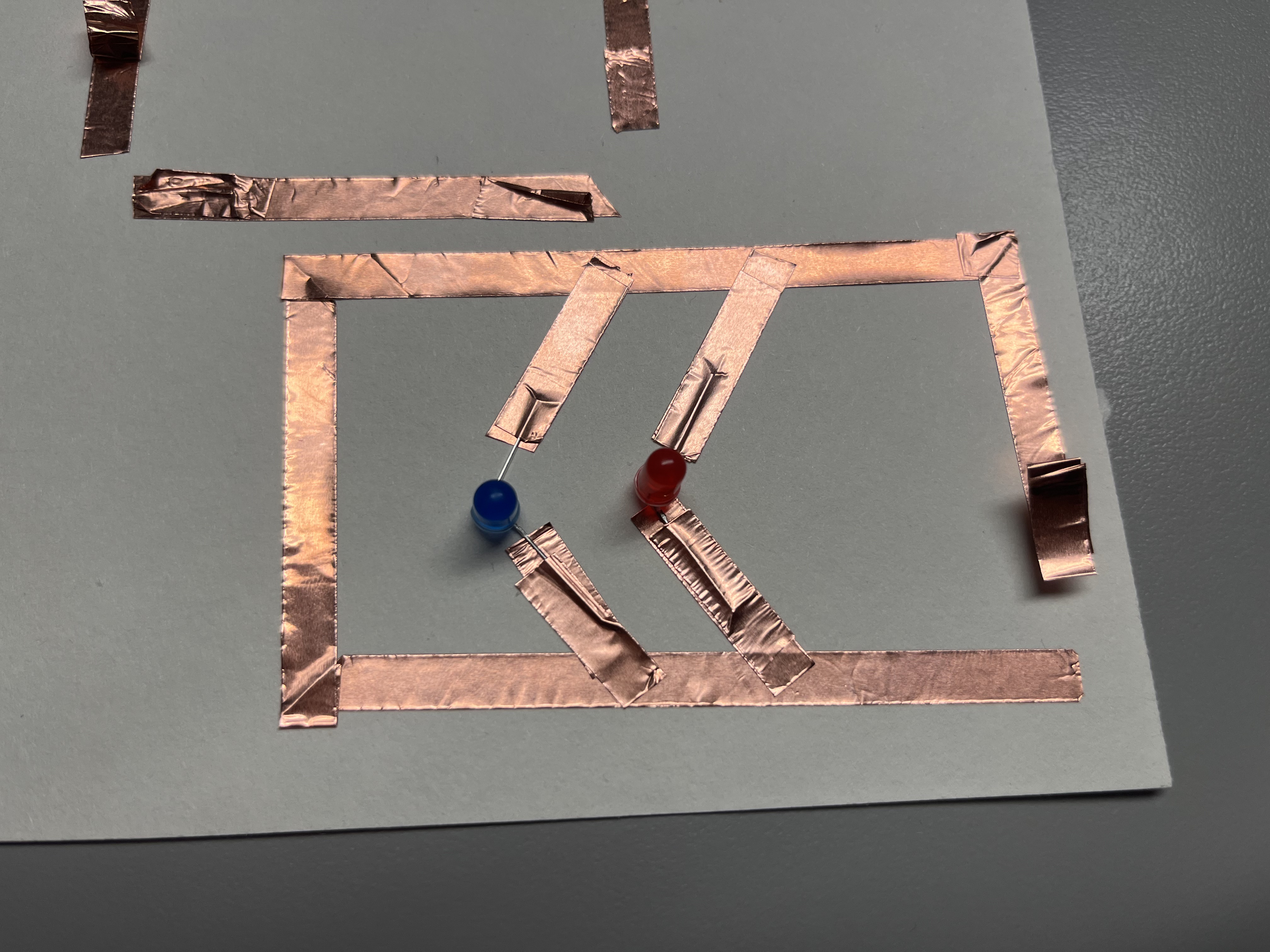 Observing the incomplete parallel circuit without battery integration.